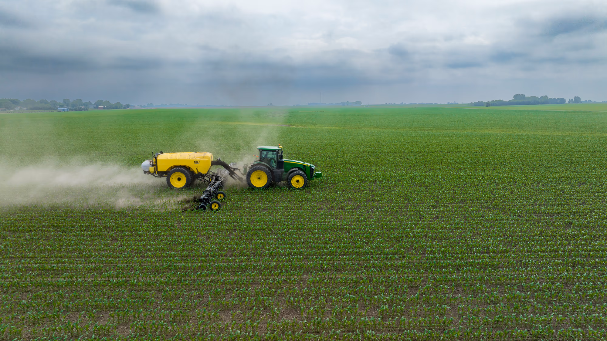Trator aplicando insumos em lavoura de soja em Mato Grosso