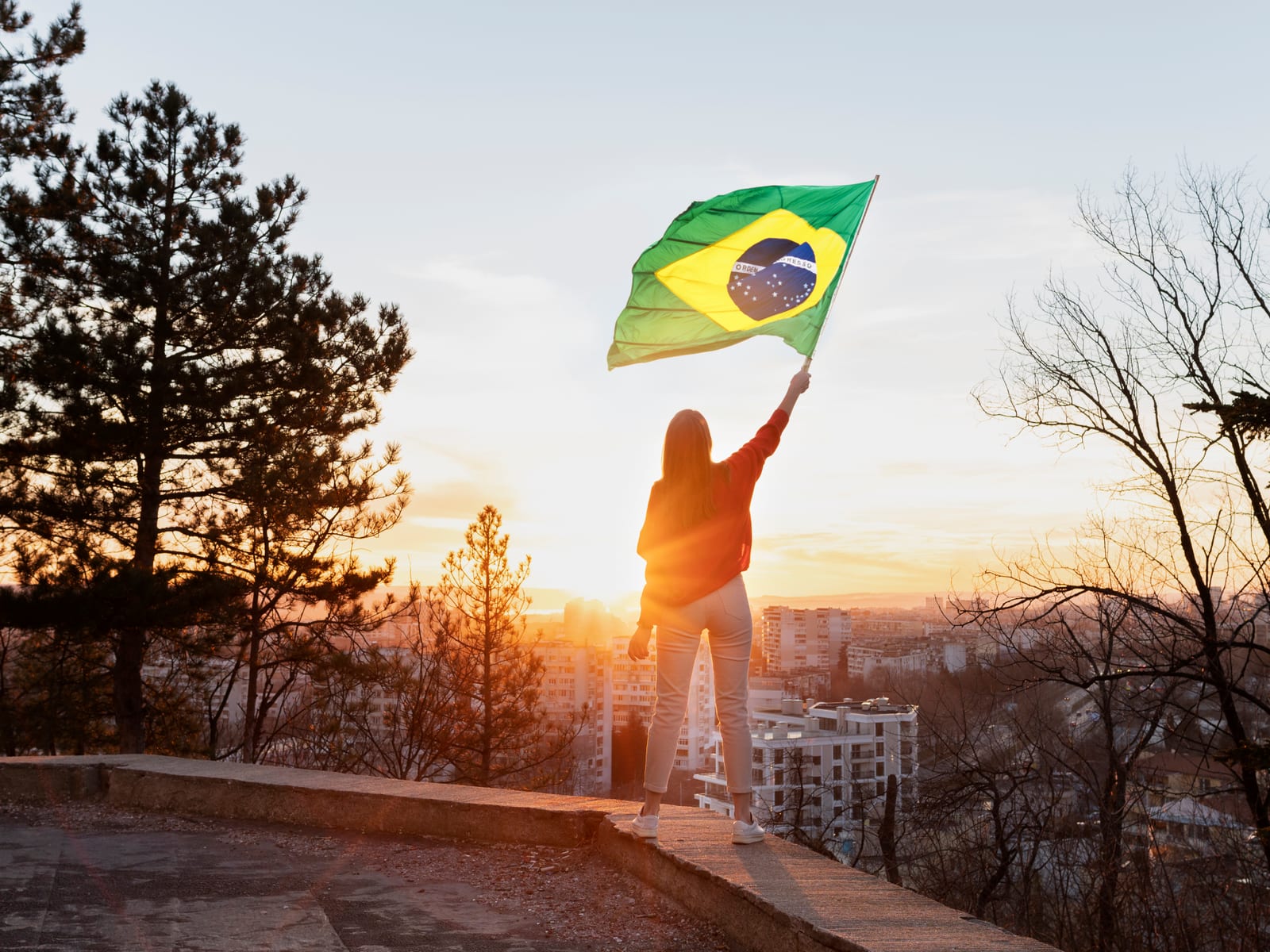 Mulher segurando a bandeira brasileira